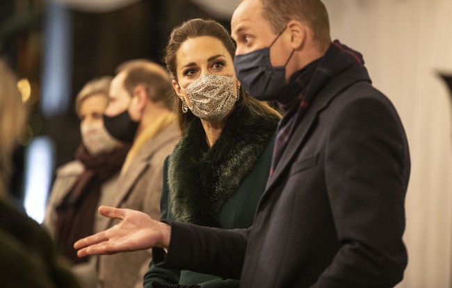 Dengan masker pelindung, Pangeran William dan Kate Middleton menyapa dan berbincang dengan para tamu. (Foto: Getty Images/WPA Pool)