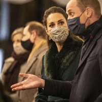 Dengan masker pelindung, Pangeran William dan Kate Middleton menyapa dan berbincang dengan para tamu. (Foto: Getty Images/WPA Pool)