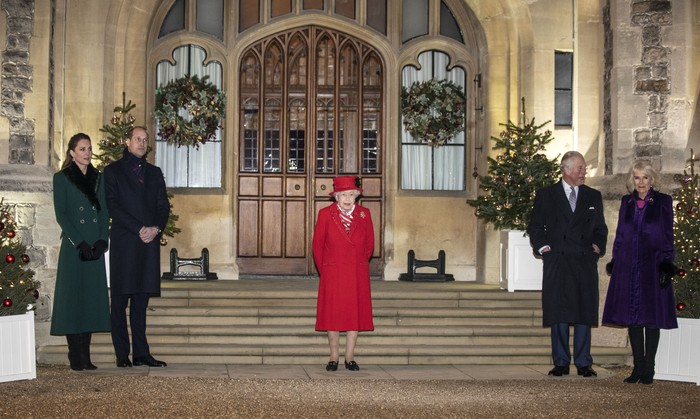 Ratu Elizabeth II WINDSOR, ENGLAND - DECEMBER 08: Catherine, Duchess of Cambridge, Prince William, Duke of Cambridge, Queen Elizabeth II, Prince Charles, Prince of Wales and Camilla, Duchess of Cornwall thank volunteers and key workers at Windsor Castle on December 08, 2020 in Windsor, England. The Queen and members of the royal family gave thanks to local volunteers and key workers for their work in helping others during the coronavirus pandemic and over Christmas at Windsor Castle in what was also the final stop for the Duke and Duchess of Cambridge on their tour of England, Wales and Scotland. (Photo by Richard Pohle - WPA Pool/Getty Images)