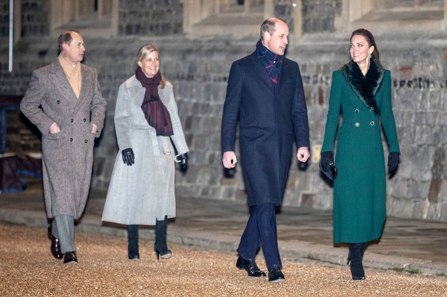 Pertemuan kali ini untuk menyapa para relawanan yang akan bertugas saat Hari Natal. Hadir Pangeran William dan Kate Middleton, Pangeran Edward dan istrinya, Sophie Rhyes-Jones. (Foto: Getty Images)