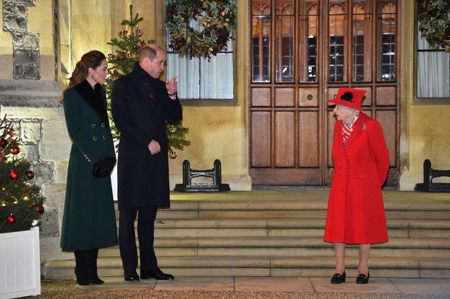 Ratu Elizabeth II berbincang dengan Pangeran William dan Kate Middleton dalam posisi jaga jarak. Acara tersebut juga dihadiri Putri Anne, Pangeran Charles dan Camilla Parker Bowles.  (Foto: Getty Images)