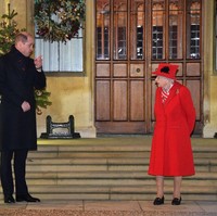 Ratu Elizabeth II berbincang dengan Pangeran William dan Kate Middleton dalam posisi jaga jarak. Acara tersebut juga dihadiri Putri Anne, Pangeran Charles dan Camilla Parker Bowles.  (Foto: Getty Images)