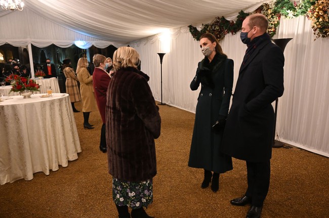 Usai menikmati lantunan lagu persembahan Salvation Army Band, semua anggota keluarga Kerajaan menemui para sukarelawan. Ratu Elizabeth II tak mengikuti kegiatan tersebut dan kembali masuk ke Istana Windsor. (Foto: Getty Images)