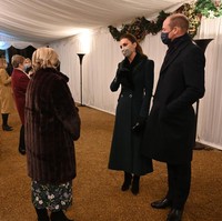 Usai menikmati lantunan lagu persembahan Salvation Army Band, semua anggota keluarga Kerajaan menemui para sukarelawan. Ratu Elizabeth II tak mengikuti kegiatan tersebut dan kembali masuk ke Istana Windsor. (Foto: Getty Images)