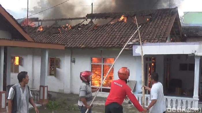 Rumah Produksi Sepatu Terbakar Saat Ditinggal Nyoblos Pilbup Mojokerto, 1 Terluka
