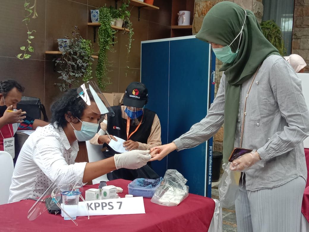 Salah satu warga dibubuhi tinta pada jari kelingkingnya setelah menggunakan hak pilih Pilkada Medan (Ahmad Arfah-detikcom)