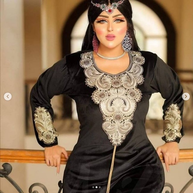 Salma Al Shimi memiliki followers lebih dari 160 ribu di Instagram. Dia eksis di Twitter dengan followers lebih dari 1.600. Salma sering mengunggah foto-foto sefie dirinya dengan gaya seksi.Foto: Instagram @ salmaelshimyoffical