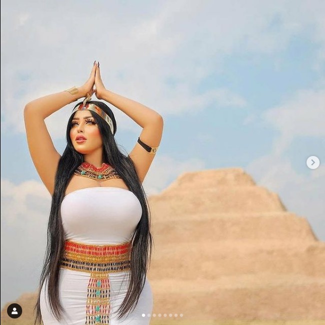 Salma Al Shimi yang populer di Instagram dengan nama akun @salma.elshimy.officiall pekan kemarin menjadi atensi akibat aksinya berpose seksi di Piramida Mesir. Wanita yang berprofesi sebagai model itu pun ditangkap karena dianggap melakukan pemotretan dengan busana yang provokatif. Foto: Instagram @ salmaelshimyoffical