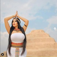 Salma Al Shimi yang populer di Instagram dengan nama akun @salma.elshimy.officiall pekan kemarin menjadi atensi akibat aksinya berpose seksi di Piramida Mesir. Wanita yang berprofesi sebagai model itu pun ditangkap karena dianggap melakukan pemotretan dengan busana yang provokatif. Foto: Instagram @ salmaelshimyoffical