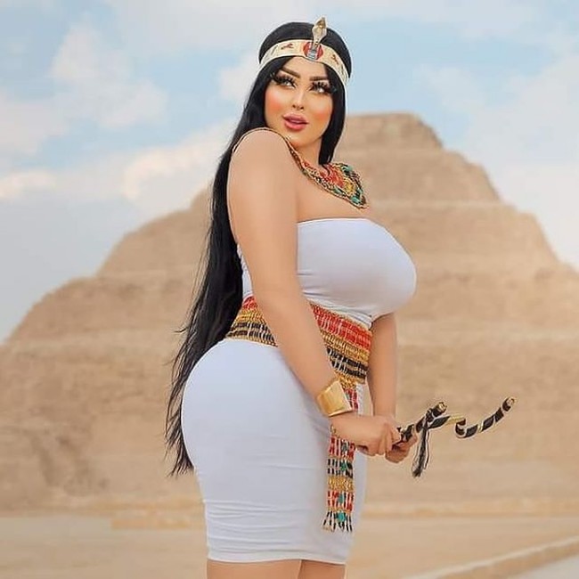 Dalam pernyataan di Facebook, Secretary-General of the Supreme Council of Antiquities, Mostafa Waziri, mengatakan penangkapan terhadap Salma Al Shimi dilakukan karena wanita seksi itu melanggar aturan. Katanya ada aturan yang menyebutkan siapapun tidak boleh melakukan pemotretan tidak pantas di situs kuno. Siapapun yang mengabaikan keunikan peradaban Mesir akan dihukum, demikian pernyataan Waziri. Foto: Instagram @ salmaelshimyoffical