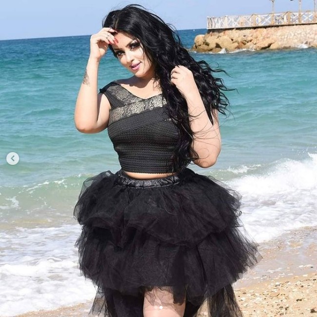 Dalam pembelaannya, Salma Al Shimi mengatakan bahwa dia hanyalah berniat untuk mempromosikan tempat tersebut, sehingga akan ada banyak orang yang tertarik dan datang ke sana.Foto: Instagram @ salmaelshimyoffical