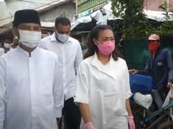 Momen Saraswati Dampingi Muhamad Nyoblos di TPS 29 Ciputat