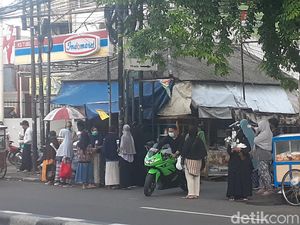 Doakan 6 Laskar Tewas, Ibu-ibu Bagikan Bunga dan Masker di Petamburan