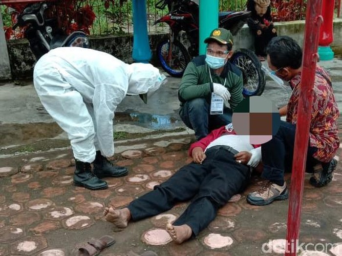 Seorang pemilih di Blitar tiba-tiba terjatuh begitu keluar dari TPS. Korban yang pingsan itu diketahui meninggal saat perjalanan menuju rumah sakit.