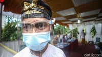 Para petugas di TPS pun menggunakan baju adat dilengkapi masker atau face shield.  