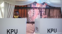 Berbagai macam ornamen adat pun dipasang untuk memeriahkan pesta demokrasi ini.  