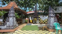 TPS di RW 06 Cipayung ini menggunakan konsep rumah adat untuk menarik warga agar antusias dalam melakukan pemilihan Wali Kota Depok.  
