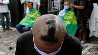 Ini salah satu penampakan simpatisan yang cukur rambut dengan model nomor 1.