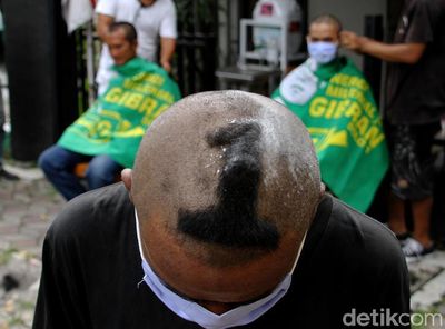 Simpatisan Gibran Cukur Rambut Massal Sambut Kemenangan