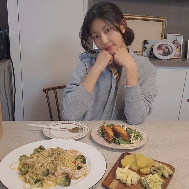 Hal tersebut disampaikan oleh ibunya sendiri. Sebuah agensi besar menghubungi kami dan mengatakan dia ingin tekan kontrak dengan mereka. Mereka awalnya tidak ingin meeting, mereka ingin langsung tekan kontrak. Ada banyak penyanyi dari sana, kata Park Yeon Soo dalam acara Happy Together. Foto: Instagram @yeonsu0405