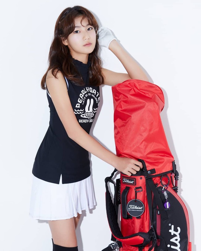 Song Ji Ah dikenal publik setelah tampil dalam program Dad! Where Are We Going?. Anak pemain bola Song Jong Kook itu menarik perhatian karena wajah cantiknya dibilang mirip Bae Suzy. Foto: Instagram @yeonsu0405