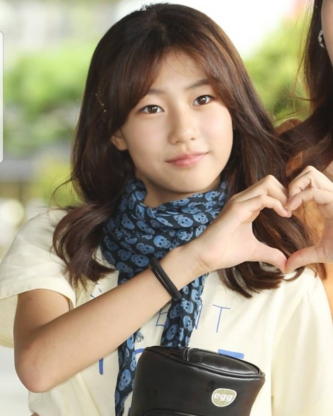 Banyak orang menilai jika Song Ji Ah terlihat seperti kembaran Suzy atau Suzy cilik. Keduanya punya beberapa fitur wajah yang serupa terutama pada bagian bentuk wajah. Foto: Instagram @yeonsu0405