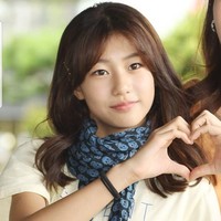 Banyak orang menilai jika Song Ji Ah terlihat seperti kembaran Suzy atau Suzy cilik. Keduanya punya beberapa fitur wajah yang serupa terutama pada bagian bentuk wajah. Foto: Instagram @yeonsu0405