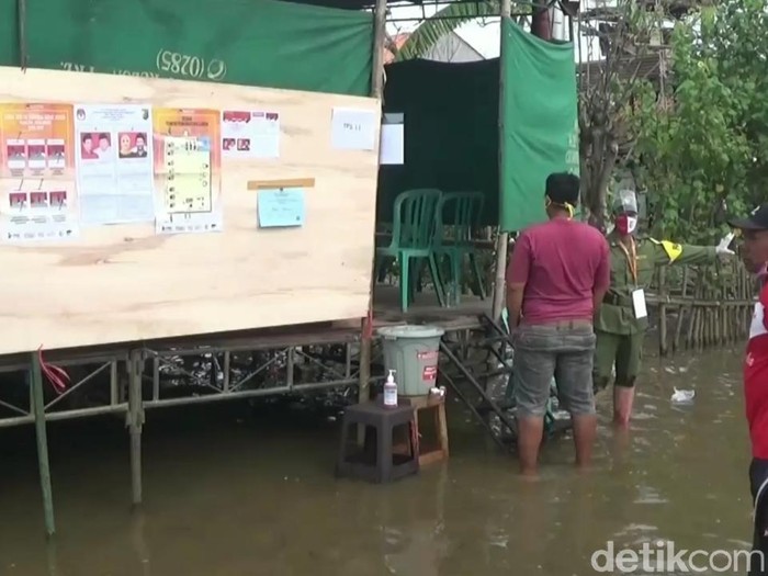 Suasana banjir di TPS di Dukuh Clumprit, Kelurahan Degayu, Kecamatan Pekalongan Timur, Kota Pekalongan, Rabu (9/12/2020).