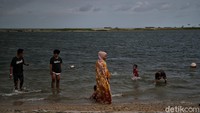 Saat ini kondisi pantai Ancol cukup ramai dikunjungi wisatawan karena ingin menikmati hari Libur Nasional yang Bertepatan dengan Pilkada.
