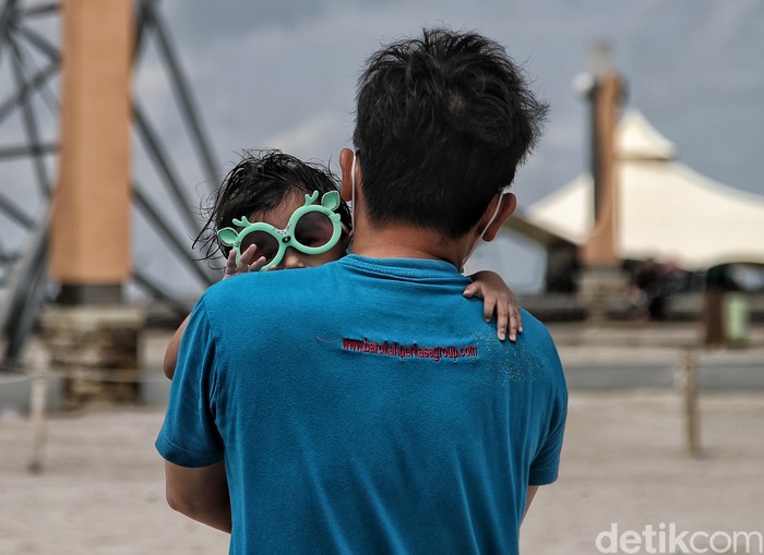 Libur Pilkada 2020 dimanfaatkan sejumlah warga untuk berlibur. Salah satu destinasi favorit yakni Pantai Ancol.
