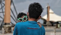 Warga mengajak serta sanak keluarga saat mengunjungi Pantai Ancol.