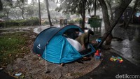 Bahkan saat hujan turun ada yang mendirikan tenda lho.