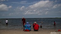 Usai hujan reda, beberapa warga kembali ke bibir pantai untuk menikmati suasana.