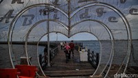 Sejumlah wisatawan menikmati Pantai Lagoon, Ancol, Jakarta Utara, Rabu (9/12).