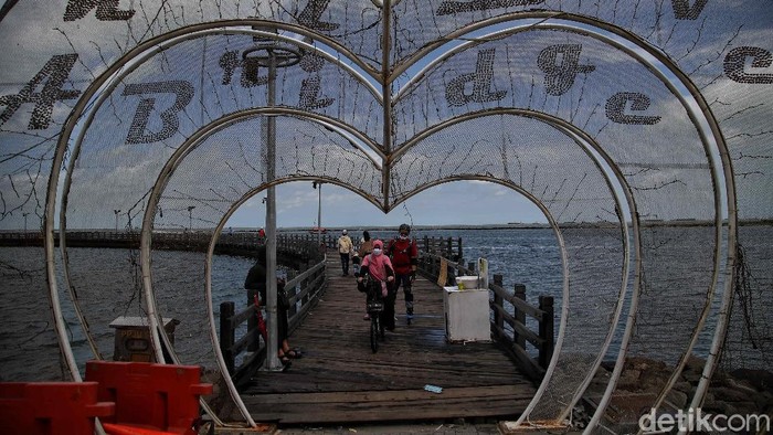Libur Pilkada 2020 dimanfaatkan sejumlah warga untuk berlibur. Salah satu destinasi favorit yakni Pantai Ancol.