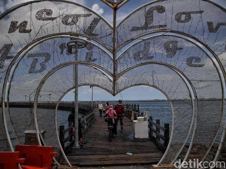 Suasana Pantai Ancol saat Libur Pilkada