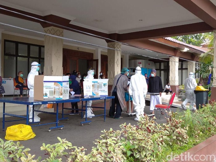 Suasana pencoblosan para pasien Corona di rumah dinas Wali Kota Semarang, Rabu (9/12/2020).