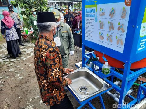 Suasana pencoblosan para pengungsi Gunung Merapi di TPS 8 Glagaharjo, Sleman, Rabu (9/12/2020).