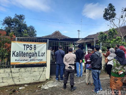 Suasana pencoblosan para pengungsi Gunung Merapi di TPS 8 Glagaharjo, Sleman, Rabu (9/12/2020).