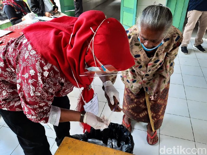 Suasana pencoblosan para pengungsi Gunung Merapi di TPS 8 Glagaharjo, Sleman, Rabu (9/12/2020).