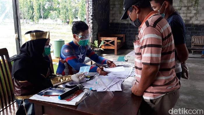 Superman hingga Spiderman Jadi Petugas KPPS di Boyolali Berbagai cara dilakukan petugas KPPS untuk menarik perhatian warga saat Pilkada 2020. Ya, mereka mengenakan kostum unik ala superhero mulai dari superman hingga spiderman.