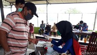 Supergirl bahkan membubuhkan tinta kepada para peserta.