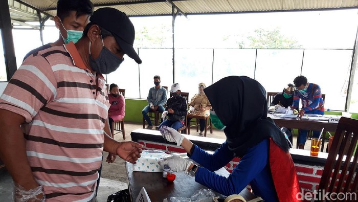 Superman hingga Spiderman Jadi Petugas KPPS di Boyolali Berbagai cara dilakukan petugas KPPS untuk menarik perhatian warga saat Pilkada 2020. Ya, mereka mengenakan kostum unik ala superhero mulai dari superman hingga spiderman.