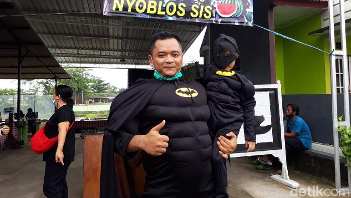 Superman hingga Spiderman Jadi Petugas KPPS di Boyolali Berbagai cara dilakukan petugas KPPS untuk menarik perhatian warga saat Pilkada 2020. Ya, mereka mengenakan kostum unik ala superhero mulai dari superman hingga spiderman.