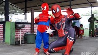 Tak mau kalah spiderman pun ikutan berpose di depan kamera.