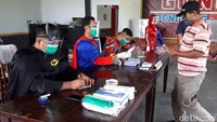 Ini momen saat petugas KPPS di TPS 1 Desa Butuh, Kecamatan Banyudono, Boyolali, mengenakan kostum ala superhero.