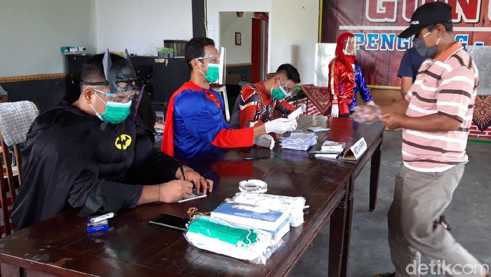 Superman hingga Spiderman Jadi Petugas KPPS di Boyolali Berbagai cara dilakukan petugas KPPS untuk menarik perhatian warga saat Pilkada 2020. Ya, mereka mengenakan kostum unik ala superhero mulai dari superman hingga spiderman.