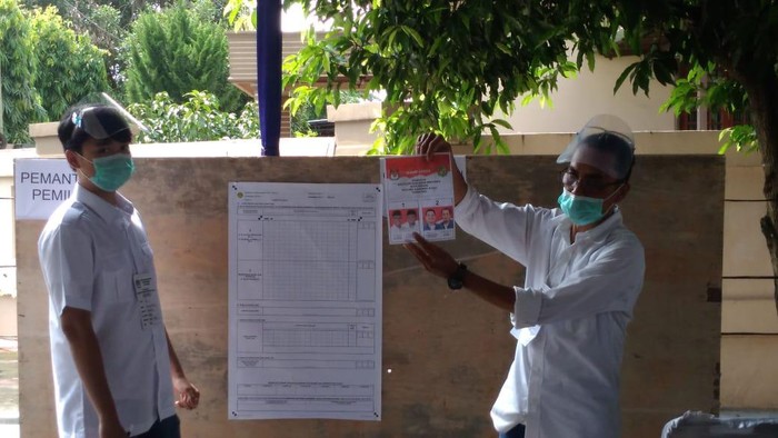 Surat suara pertama yang dibuka di TPS lokasi Akhyar Nasution memilih (Datuk-detikcom)