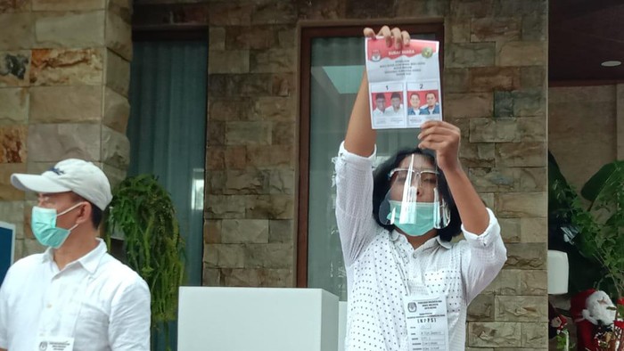 Surat suara pertama yang dibuka di TPS lokasi Bobby Nasution memilih (Ahmad Arfah-detikcom)