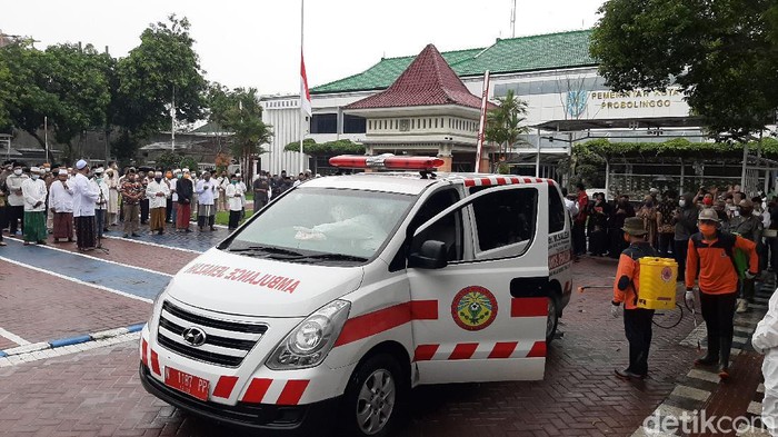 Tangis Haru Pemakaman Wakil Walikota Probolinggo yang positif COVID-19